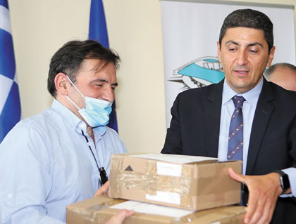 Παραδόθηκαν από τον Υφυπουργό Αθλητισμού 2.500 μάσκες στους εργαζομένους της ΓΓΑ και των εποπτευόμενών της αθλητικών εγκαταστάσεων σε όλη την Ελλάδα, ως συμβολικό «ευχαριστώ»